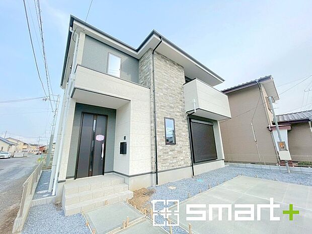 ~シックな色彩の外観を採用~ ・外壁に濃い色を採用する事でモダンな印象のシックな外観となっております。 ・高級感も出るので毎日家に帰るのが誇らしくなります。ぜひ現地でご確認くださいませ。