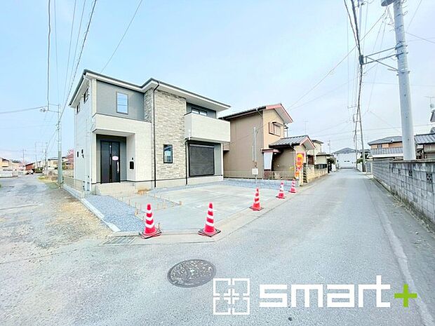 ~開放感ある角地のお住まい~ ・2方向が空く事で開放感のある角地に位置しております。 ・窮屈な感じが無く、ゆったりと暮らせるこの魅力をぜひ現地でご体感くださいませ。