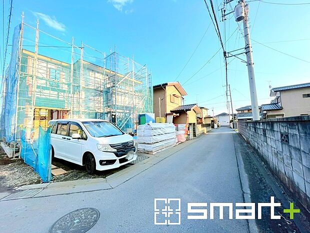 〜十分な広さのある前面道路〜 ・前面道路は約4mございますので、お車でのすれ違いも可能で余計なストレスがかかりません。 ・日々お車での移動が多い方には大切なポイントですね。