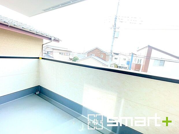 ~洗濯物も干しやすいバルコニー~ ・バルコニーは東側と西側の2箇所にございます。 ・テラス屋根等のオプションもお気軽にご相談くださいませ。