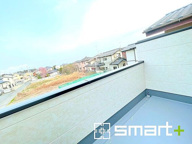 ~洗濯物も干しやすいバルコニー~ ・バルコニーは東側と西側の2箇所にございます。 ・テラス屋根等のオプションもお気軽にご相談くださいませ。