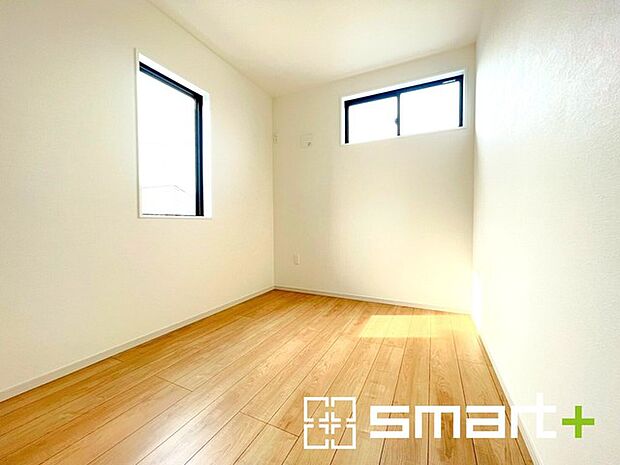 ~2面採光の明るいお部屋~ ・洋室は2面採光とする事で穏やかな陽の入る明るい空間となっております。 ・くつろぎのプライベート時間を明るい空間で穏やかにお過ごしいただけます。