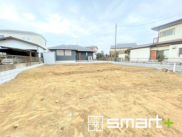 〜ベタ基礎でしっかりとした土台〜 ・コンクリートの中に鉄筋を配し強度を高めた「ベタ基礎」を採用。 ・しっかりとした土台を造ったうえで、その上に建物が築造されていきます。