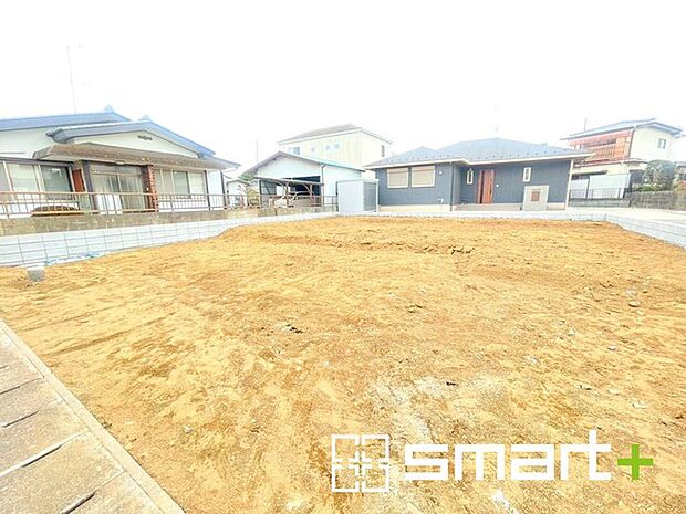 ～閑静な住宅街の立地～ ・周辺は閑静な住宅街となっておりますので、静かな暮らしをご実現いただけます。 ・前面道路の交通量も多くないので、小さなお子様がいるご家庭でもご安心ですね。 