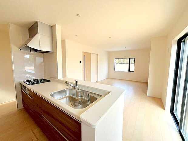 〜穏やかな陽の入るLDK〜 ・大きな窓のあるLDKは陽当りも良好で明るい空間となっております。 ・ご家族団らんなど過ごす時間の多いLDKが明るいのは嬉しいポイントですね。