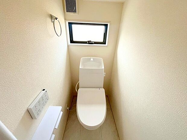 ~やはり便利なタンク式トイレ~ ・最近はタンクレストイレもございますが、タンク式の場合は停電時もお水を流すことが可能。 ・故障時なども比較的費用が安くなるなど、メリットが多くなります。