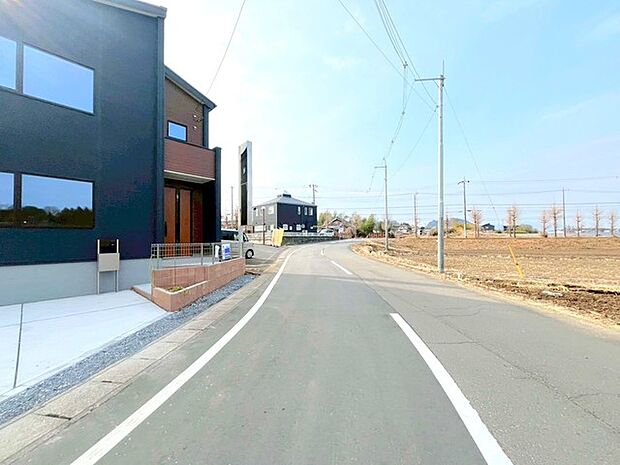 〜閑静な住宅街の立地〜 ・周辺は閑静な住宅街となっておりますので、静かな暮らしをご実現いただけます。 ・前面道路の交通量も多くないので、小さなお子様がいるご家庭でもご安心ですね。