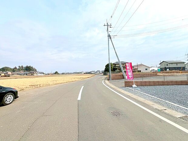 ~十分な広さのある前面道路~ ・前面道路は約6.5mございますので、お車でのすれ違いも楽々で余計なストレスがかかりません。 ・日々お車での移動が多い方には大切なポイントですね。