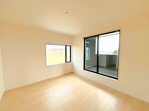 ~2面採光の明るいお部屋~ ・洋室は2面採光とする事で穏やかな陽の入る明るい空間となっております。 ・くつろぎのプライベート時間を明るい空間で穏やかにお過ごしいただけます。