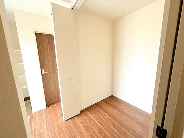 ～余裕の広さの玄関～ ・玄関スペースを大きく取る事でご帰宅された際の開放感が違います。 ・お客様を出迎える顔にもなる玄関、この広さは魅力的ですね。ぜひ現地でご体感くださいませ。 