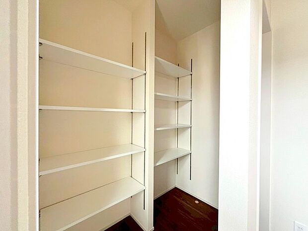 ~十分な容量のシューズボックス~ ・備え付けのシューズボックスは充分な容量を確保。 ・より大型のものへのご変更などご希望の方もお気軽にご相談くださいませ。