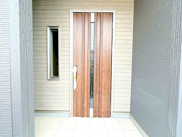 〜お住まいの顔「玄関」〜 ・玄関ドアの上にはもちろん軒がございますので、雨の日でも濡れずに鍵の開閉が可能です。 ・鍵は防犯性に優れたディンプルキーを採用。