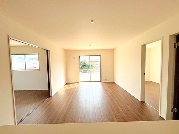 ~穏やかな陽の入るLDK~ ・大きな窓のあるLDKは陽当りも良好で明るい空間となっております。 ・ご家族団らんなど過ごす時間の多いLDKが明るいのは嬉しいポイントですね。