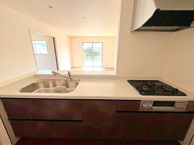 〜人気のカウンターキッチン〜 ・キッチンは人気のカウンタータイプを採用。「ご家族の顔が見える」造りです。 ・蛇口に浄水器が内蔵されているなど機能面でも優れた仕様です。