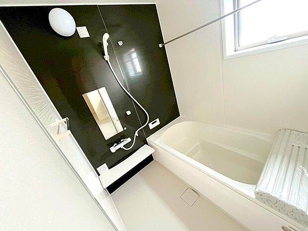 ~暖房乾燥機付きの浴室~ ・ヒートショック対策にもなる浴室暖房を標準装備。冬場でも暖かくしてからご入浴が可能です。 ・もちろん乾燥機も付いておりますので、雨の日でも洗濯物を干せますよ。