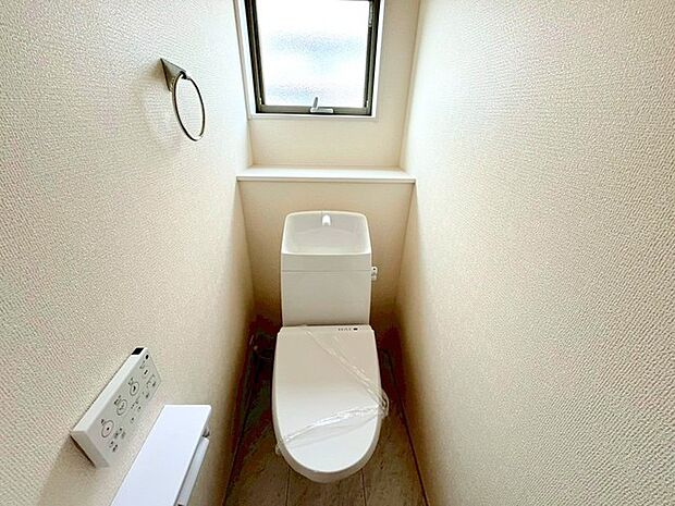 ~やはり便利なタンク式トイレ~ ・最近はタンクレストイレもございますが、タンク式の場合は停電時もお水を流すことが可能。 ・故障時なども比較的費用が安くなるなど、メリットが多くなります。