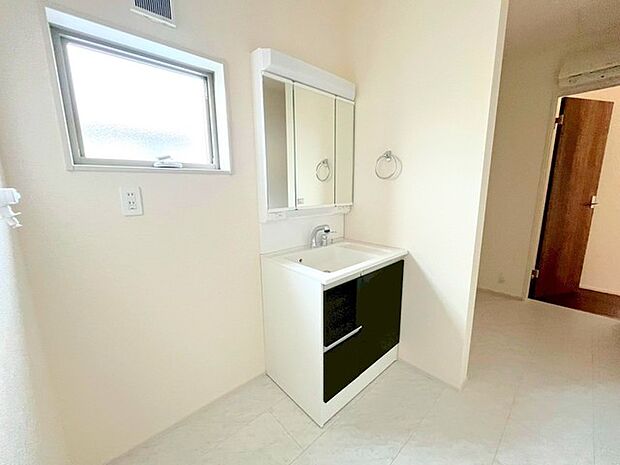 ~余裕のある広さの洗面スペース~ ・洗面スペースを大きめに取る事でリネン置場などにも困らず、洗濯なども楽々行っていただけます。 ・洗面が広い物件は意外と少ないので、ぜひご覧くださいませ。