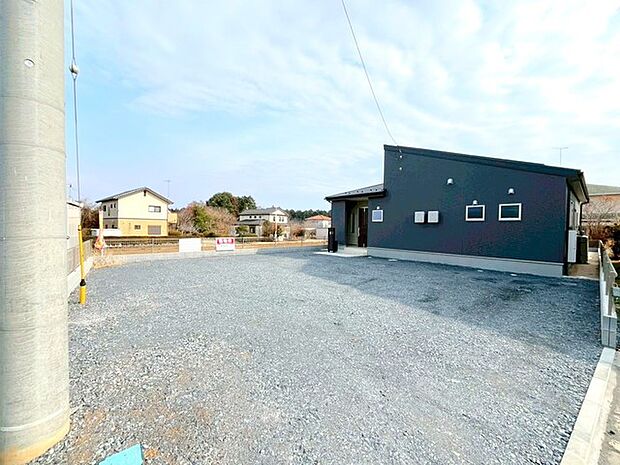 ~広々したお庭のある邸宅~ ・余裕の敷地には広いお庭もご用意。 ・ガーデニングや安らぎの空間として、倉庫を置いたりと様々な活用が可能です。 ・人工芝の敷設などもお気軽にご相談くださいませ。