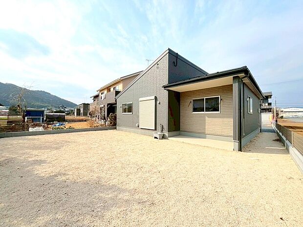 〜閑静な住宅街の立地〜 ・周辺は閑静な住宅街となっておりますので、静かな暮らしをご実現いただけます。 ・前面道路の交通量も多くないので、小さなお子様がいるご家庭でもご安心ですね。