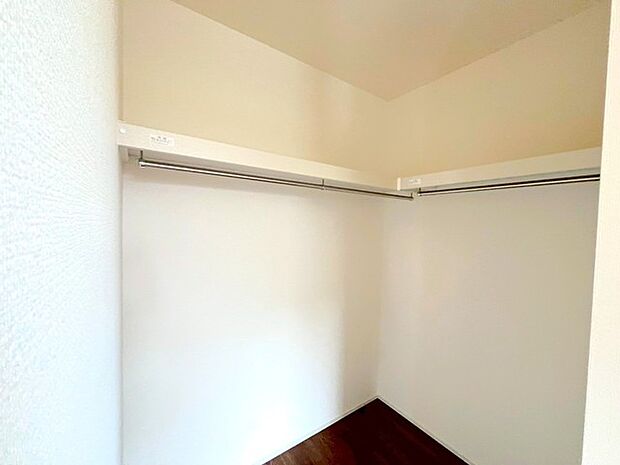 ~ウォークインクローゼットのあるお部屋~ ・人気のウォークインクローゼットをご用意。季節物や趣味の道具などもスッキリと収納が可能です。 ・最近流行りの収納術などもぜひご活用くださいませ。