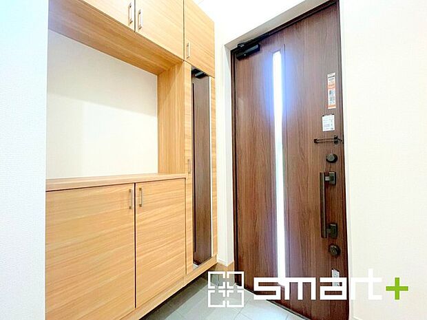 ~穏やかな陽が入る玄関~ ・玄関ドアにガラス部分を設ける事で穏やかな陽の入る玄関になります。 ・備え付けのシューズボックスはミラー付なのでお出かけ前のチェックに大活躍。