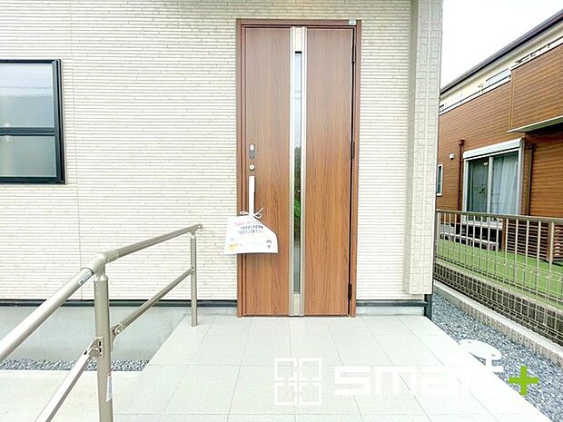 ~お住まいの顔「玄関」~ ・玄関ドアの上にはもちろん軒がございますので、雨の日でも濡れずに鍵の開閉が可能です。 ・鍵は防犯性に優れたディンプルキーを採用。