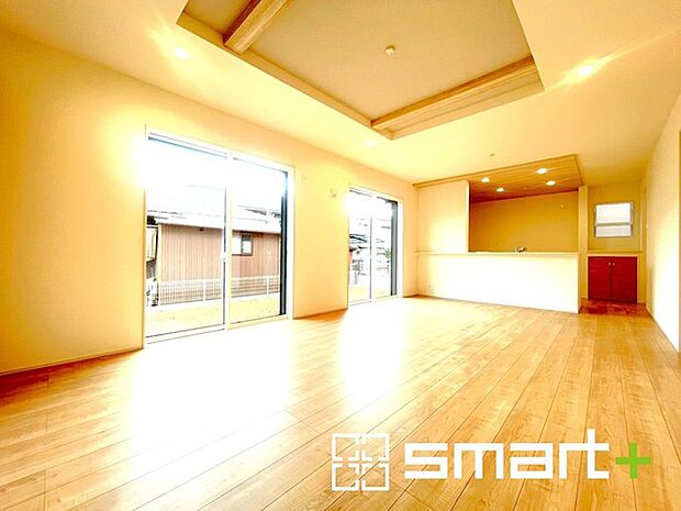 ~穏やかな陽の入るLDK~ ・大きな窓のあるLDKは陽当りも良好で明るい空間となっております。 ・ご家族団らんなど過ごす時間の多いLDKが明るいのは嬉しいポイントですね。