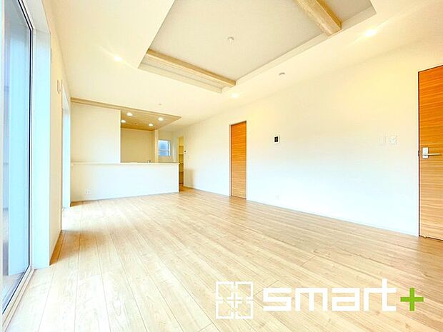 ~折り上げ天井のあるLDK~ ・一部天井を高くする折り上げ天井を配する事で縦への空間が生まれ、開放感のある広々とした仕様に。 ・ぜひ現地でその魅力をご体感くださいませ。