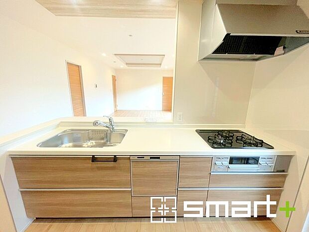 ~人気のカウンターキッチン~ ・キッチンには余計な柱が無いので、リビングが見渡せ開放感のある造りとなっております。 ・蛇口には浄水器が内蔵されるなど機能面でも優れたキッチンです。