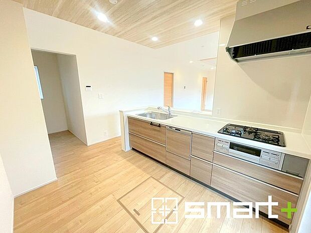 ~パントリーのあるお住まい~ ・キッチン横にパントリー(食糧庫)をご用意。買い溜めした食材などはもちろん、ティッシュなどの置場としてもご利用いただけます。 ・ぜひ現地でご確認くださいませ。