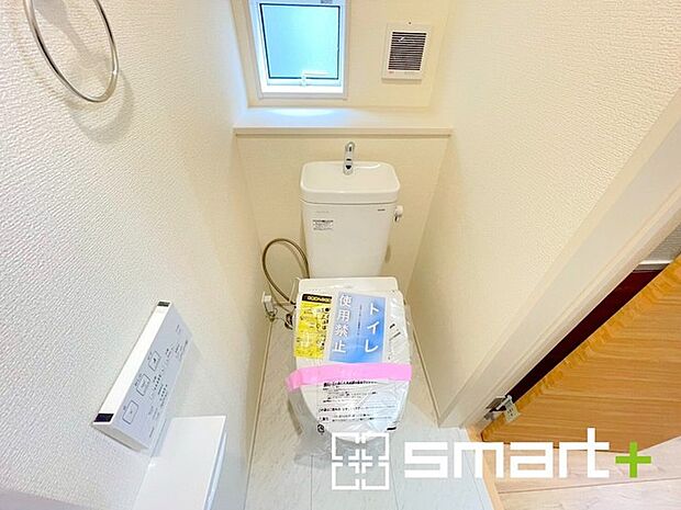 ～小窓付きの明るいトイレ～ ・使用後や掃除の際には新鮮な空気を取り込み換気ができます。 ・背面のスペースにちょっとした棚を設置すれば、トイレットペーパーのストックなども置けますね。