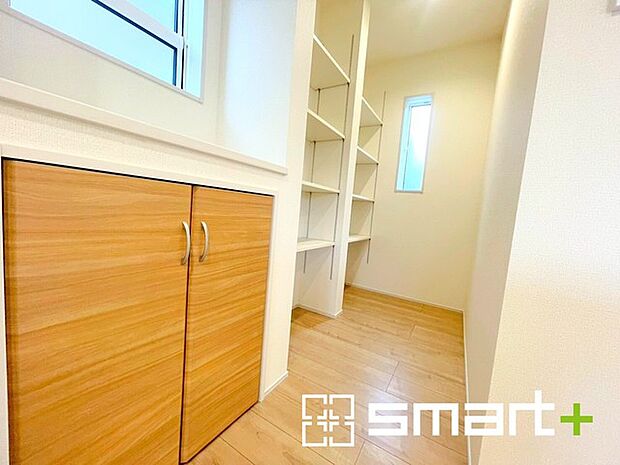 ～収納も充実の洗面所～ ・洗面所にはリネンスペースを設ける事でタオルや洗剤などの置場にも困りません。 ・意外とリネンスペースがある物件は少ないので、ぜひ現地でその魅力をご確認ください。 