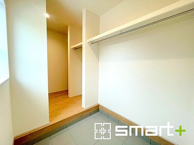 ~便利なファミリークローク~ ・家族の衣類や小物を一ヵ所にまとめて収納できる便利なファミリークローク付き。 ・土間収納もあり玄関、リビングへと出入り可能なウォークスルータイプが嬉しいですね。