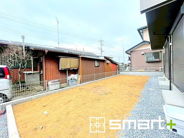 ～広々したお庭のある邸宅～ ・余裕の敷地には広いお庭もご用意。 ・ガーデニングや安らぎの空間として、倉庫を置いたりと様々な活用が可能です。 ・人工芝の敷設などもお気軽にご相談くださいませ。 