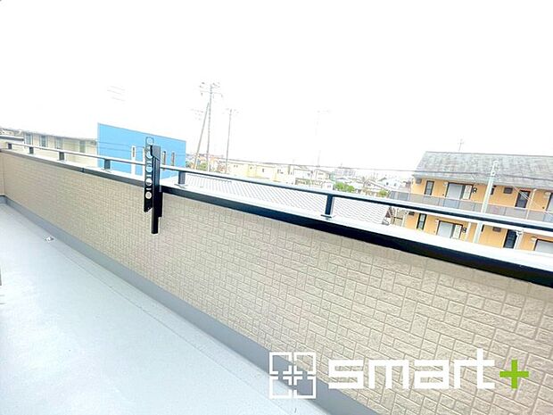 ～洗濯物も干しやすいバルコニー～ ・陽当たり良好な南側のバルコニーは2部屋から出入りができて毎日のお洗濯も快適。 ・テラス屋根等のオプションもお気軽にご相談くださいませ。 