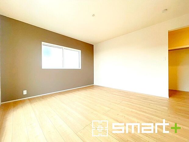 ～バルコニーに面した洋室～ ・バルコニー側の大きな窓から穏やかな陽が差し込む明るい洋室はウォークインクローゼット付。 ・ゆとりある広さでご夫婦やご兄弟でもゆったりお過ごしいただけます。 