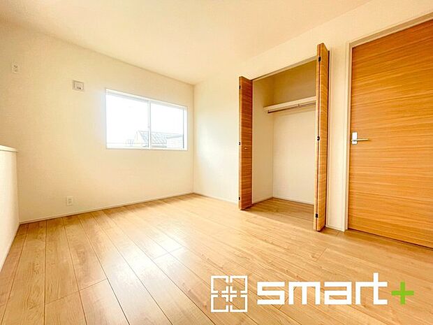 ~2面採光の明るいお部屋~ ・洋室は2面採光とする事で穏やかな陽の入る明るい空間となっております。 ・くつろぎのプライベート時間を明るい空間で穏やかにお過ごしいただけます。