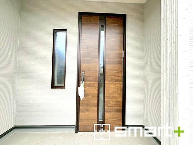 ~お住まいの顔「玄関」~ ・玄関ドアの上にはもちろん軒がございますので、雨の日でも濡れずに鍵の開閉が可能です。 ・鍵は防犯性に優れたディンプルキーを採用。