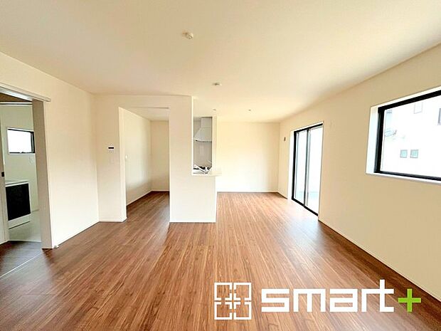 ～ナチュラルな色彩のＬＤＫ～ ・自然な風合いの色味で纏められたＬＤＫは家具のコーディネートもしやすくなっております。 ・どんなインテリアにするか、考えるだけでも楽しくなりますね。 