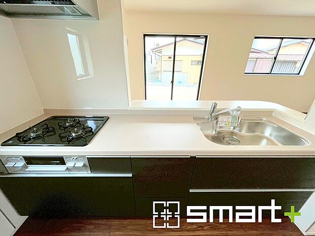 ~人気のカウンターキッチン~ ・キッチンは人気のカウンタータイプを採用。「ご家族の顔が見える」造りです。 ・蛇口に浄水器が内蔵されているなど機能面でも優れた仕様です。