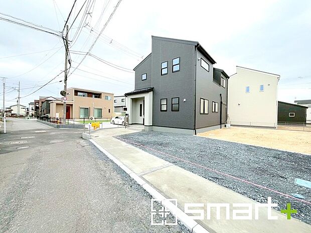 ~閑静な住宅街の立地~ ・周辺は閑静な住宅街となっておりますので、静かな暮らしをご実現いただけます。 ・前面道路の交通量も多くないので、小さなお子様がいるご家庭でもご安心ですね。