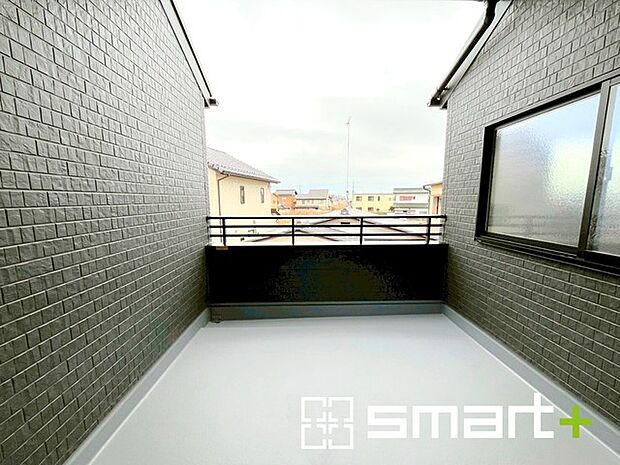 ~奥行きのあるバルコニーを採用~ ・お客様から意外にご要望が多い「バルコニーの奥行き」。 ・奥行きのあるバルコニーを採用しておりますので、洗濯物も干しやすい造りです。