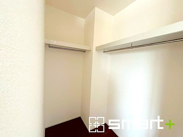 ~ウォークインクローゼットのあるお部屋~ ・人気のウォークインクローゼットをご用意。季節物や趣味の道具などもスッキリと収納が可能です。 ・最近流行りの収納術などもぜひご活用くださいませ。