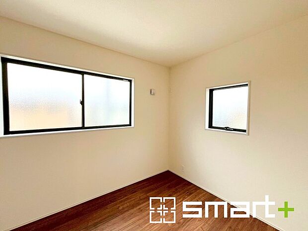 ～自然な風合いの洋室～ ・ナチュラルな色彩で纏められた洋室は家具のコーディネートもしやすくなっております。 ・どんな家具にするか考えるだけでも楽しくなってきますね。 