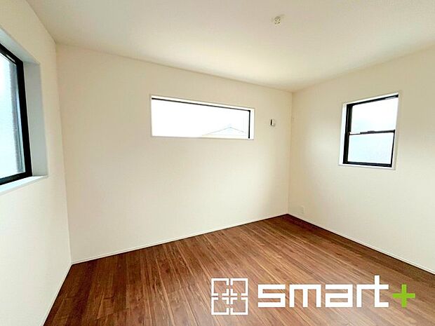 ～オプション施行もお任せください～ ・フローリングの変色など劣化を軽減し、水をこぼした場合などにも防いでくれるフロアコーテイングが人気となっております。 ・オプション施行もお任せください。 