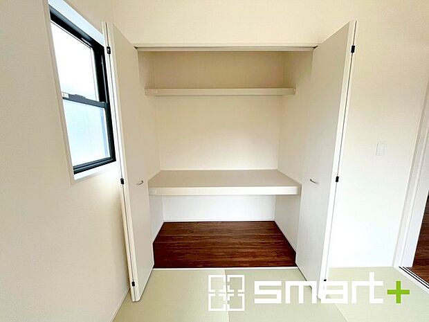 ~収納豊富な洋室~ ・各居室に備え付けの収納をご用意。タンスなどを置く場合と比べ出っ張らないので部屋の中を有効のご活用いただけます。 ・収納の広さなどぜひ現地でご確認くださいませ。