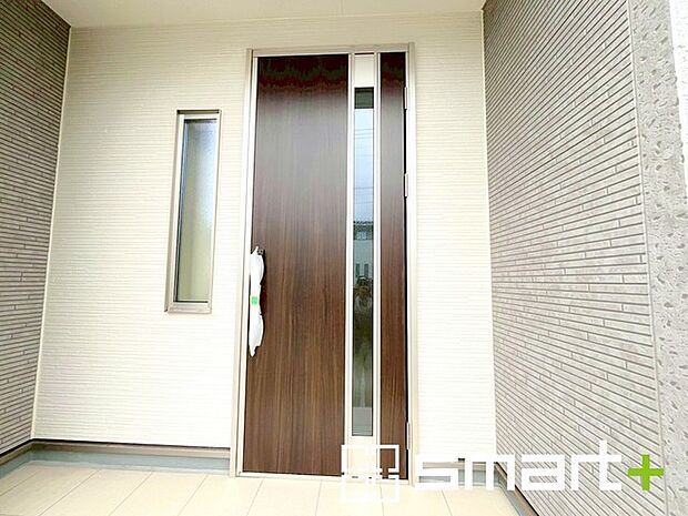 ~お住まいの顔「玄関」~ ・玄関ドアの上にはもちろん軒がございますので、雨の日でも濡れずに鍵の開閉が可能です。 ・鍵は防犯性に優れたディンプルキーを採用。