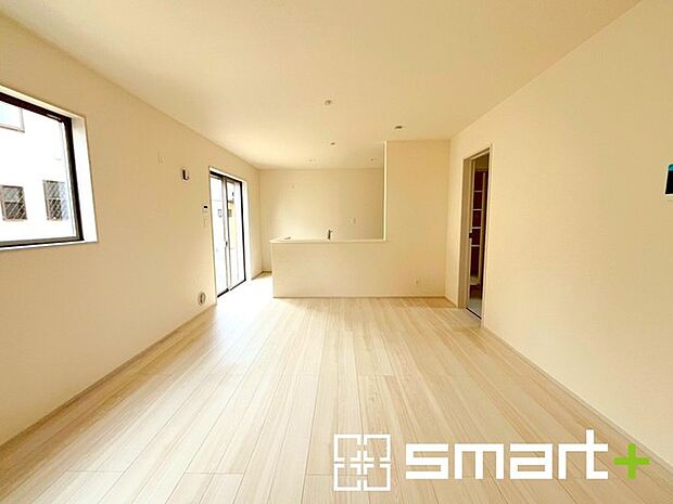 ~ナチュラルな色彩のLDK~ ・自然な風合いの色味で纏められたLDKは家具のコーディネートもしやすくなっております。 ・どんなインテリアにするか、考えるだけでも楽しくなりますね。