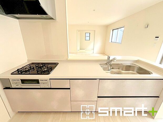 ～人気のカウンターキッチン～ ・キッチンは人気のカウンタータイプを採用。「ご家族の顔が見える」造りです。 ・蛇口に浄水器が内蔵されているなど機能面でも優れた仕様です。 