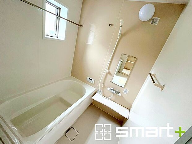 ~暖房乾燥機付きの浴室~ ・ヒートショック対策にもなる浴室暖房を標準装備。冬場でも暖かくしてからご入浴が可能です。 ・もちろん乾燥機も付いておりますので、雨の日でも洗濯物を干せますよ。